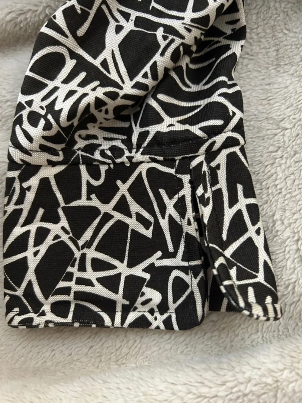 Vintage Diane Von Furstenburg Scribble Signature Black and White Wrap Dress - Picture 4 of 4